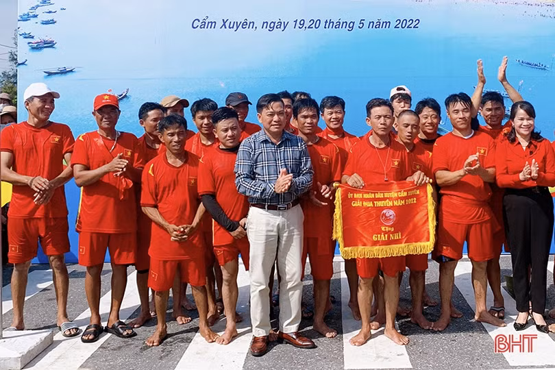 Cẩm Nhượng nhất Giải đua thuyền huyện Cẩm Xuyên