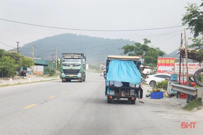 Yêu cầu xử lý nghiêm tình trạng xe điện chở học sinh sai quy định ở Cẩm Xuyên