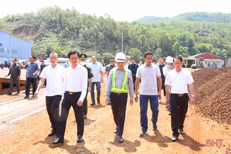 Đoàn cán bộ Thủ đô Viêng Chăn và Bôlykhămxay tham quan KKT Vũng Áng