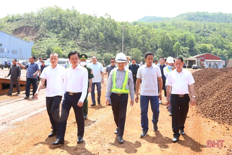 Đoàn cán bộ Thủ đô Viêng Chăn và Bôlykhămxay tham quan KKT Vũng Áng