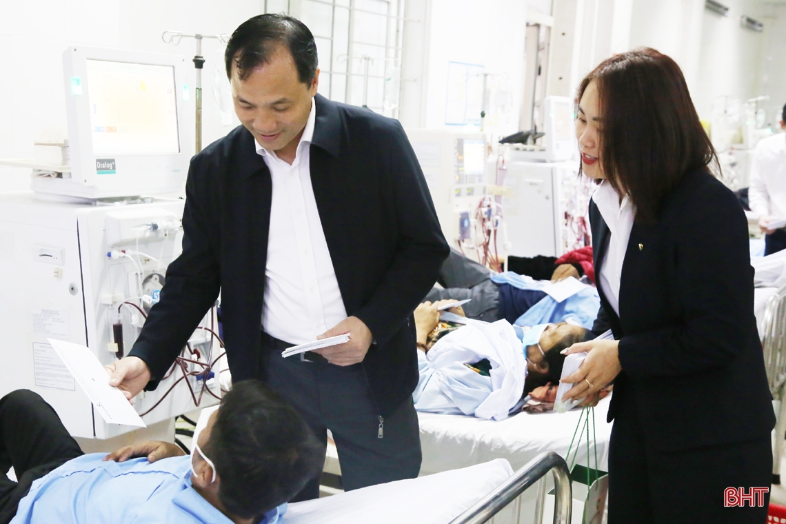 Chủ tịch Hội Người cao tuổi Việt Nam trao quà tết tại BVĐK tỉnh Hà Tĩnh