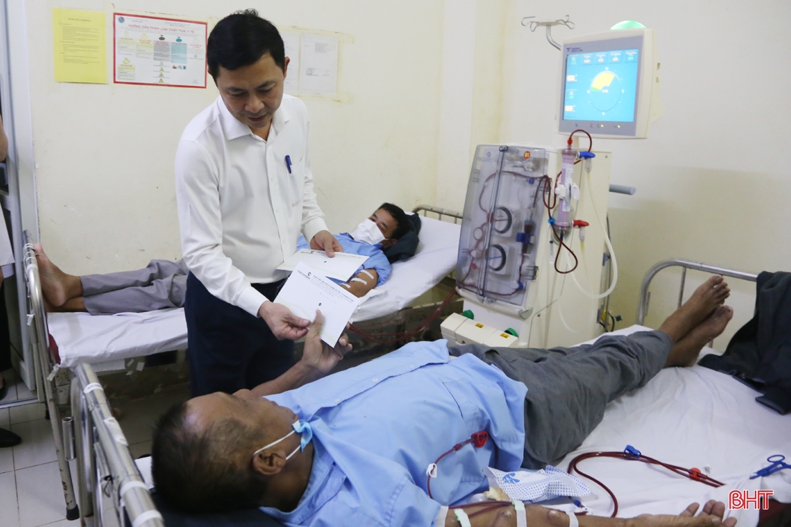 Chủ tịch Hội Người cao tuổi Việt Nam trao quà tết tại BVĐK tỉnh Hà Tĩnh