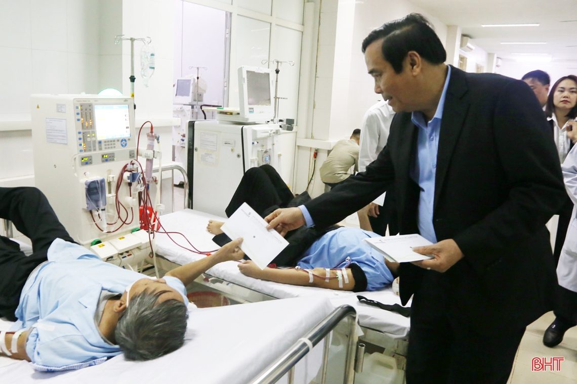 Chủ tịch Hội Người cao tuổi Việt Nam trao quà tết tại BVĐK tỉnh Hà Tĩnh