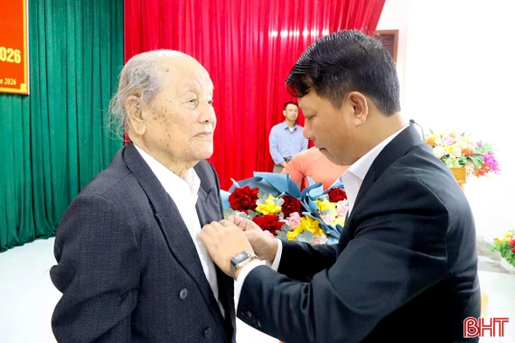 Gia Hanh trao tặng huy hiệu Đảng cho 26 đảng viên