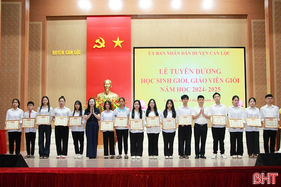 Can Lộc tuyên dương 445 học sinh giỏi, giáo viên tiêu biểu