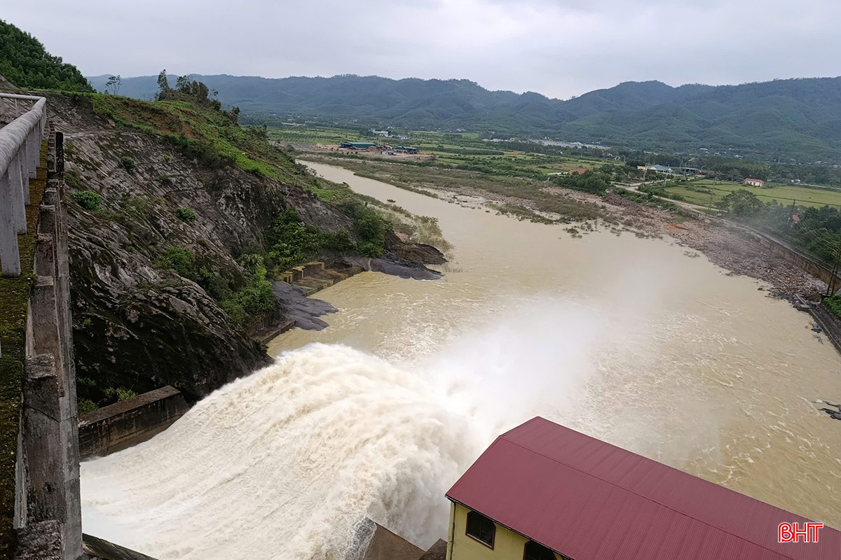 Nhà máy Thủy điện Hố Hô đang điều tiết nước qua tràn với lưu lượng 50 m3/giây. bqbht_br_ho-dap-xa-lu-4.jpg