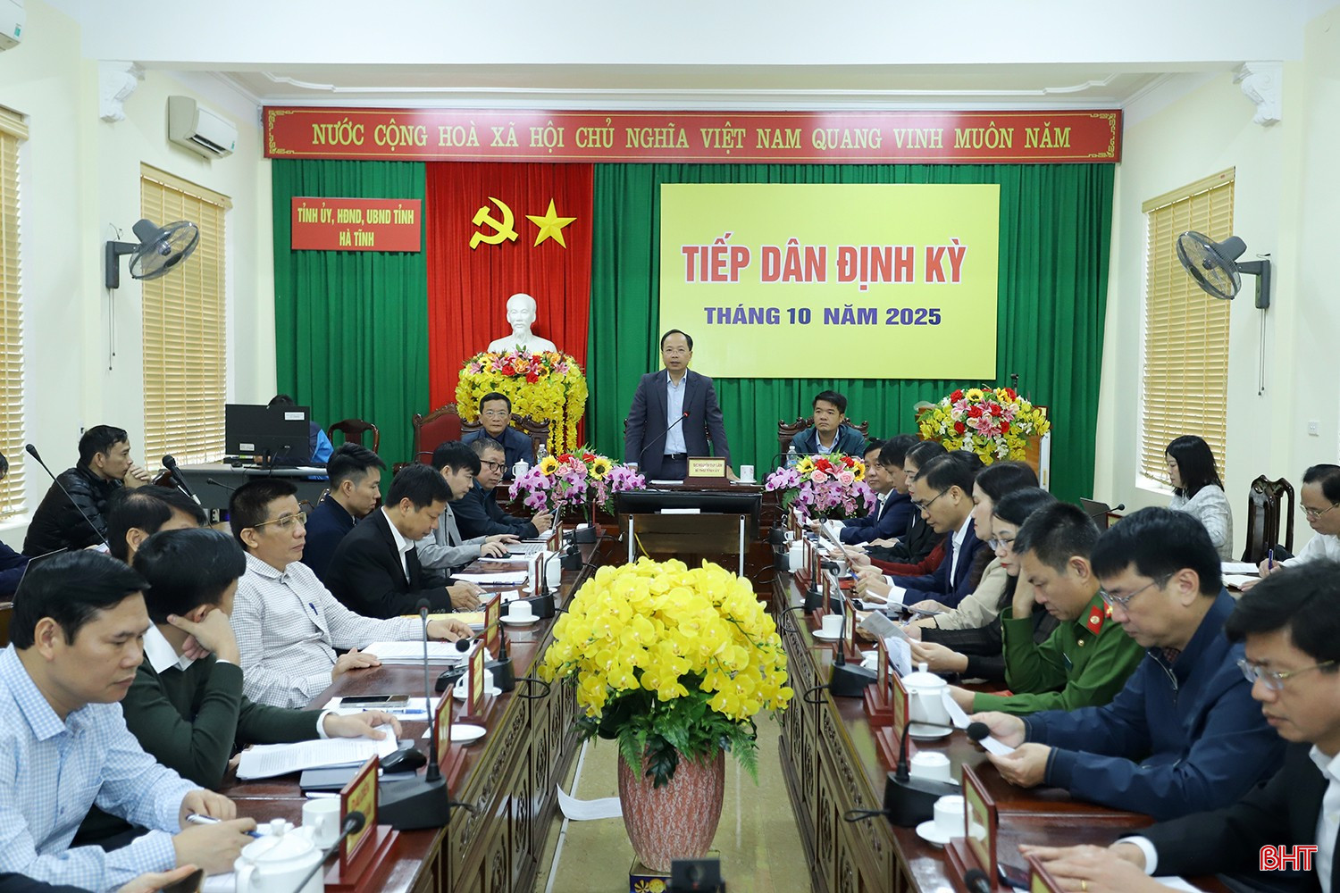 Bí thư Tỉnh ủy Nguyễn Duy Lâm, Trưởng ban Nội chính Tỉnh ủy Trần Nhật Tân và Phó Chủ tịch HĐND tỉnh Trần Văn Kỳ chủ trì phiên tiếp công dân định kỳ tháng 10. bqbht_br_tiep-cong-dan-3.jpg