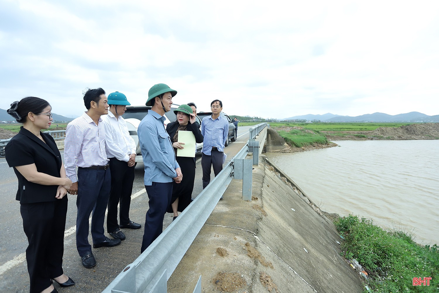 Phó Chủ tịch UBND tỉnh Trần Báu Hà cùng đoàn công tác kiểm tra hạng mục nạo vét kênh nhà Lê thuộc dự án hệ thống tiêu thoát lũ, chống ngập úng khu vực Trung tâm hành chính huyện Kỳ Anh (cũ) và vùng phụ cận ở địa phận xã Kỳ Anh. bqbht_br_giai-ngan-von-dau-tu-cong-02.jpg