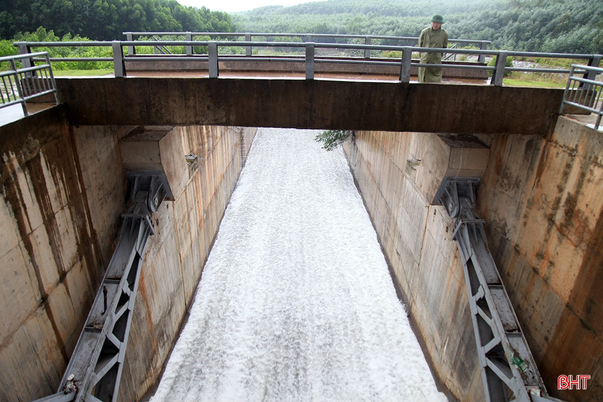 Viele große Stauseen in Ha Tinh sind in Betrieb, um den Wasserstand vor den Vorhersagen starker Regenfälle zu regulieren. bqbht_br_mua-lon.jpg