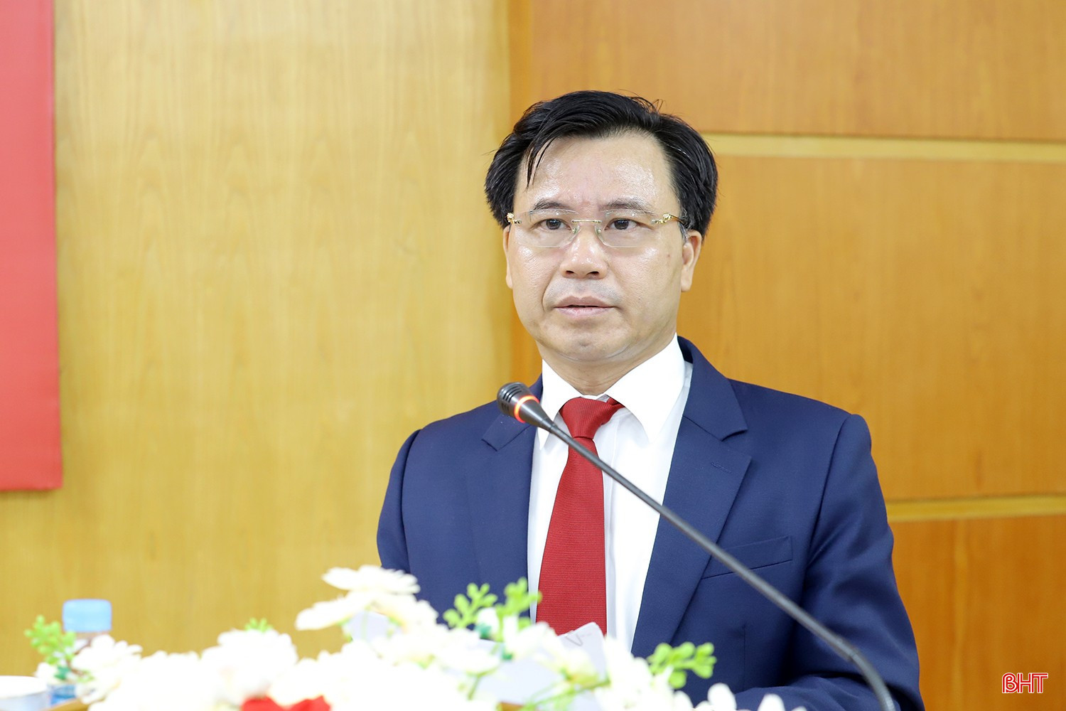 Giám đốc Sở Nông nghiệp và Môi trường Lê Ngọc Huấn trình bày các tờ trình. bqbht_br_ky-hop-32-hdnd-tinh-ha-tinh-1a.jpg