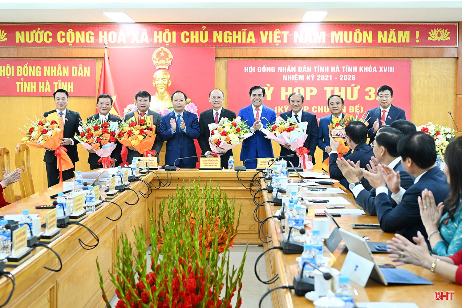 Bí thư Tỉnh ủy Nguyễn Duy Lâm, Chủ tịch UBND tỉnh Võ Trọng Hải và Phó Chủ tịch Thường trực HĐND tỉnh Trần Tú Anh tặng hoa cảm ơn, chúc mừng đối với các đồng chí: Nguyễn Hồng Lĩnh, Dương Tất Thắng, Trần Văn Kỳ, Bùi Quang Hoàn, Võ Văn Phúc và Nguyễn Huy Hùng. bqbht_br_ky-hop-32-hdnd-tinh-ha-tinh-15.jpg