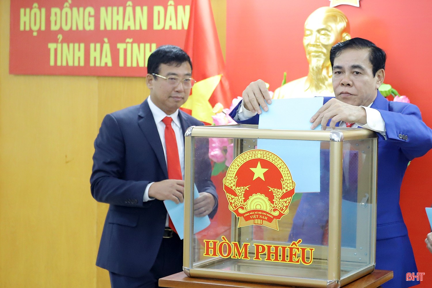 Các thành viên HĐND tỉnh bỏ phiếu bầu bổ sung một số chức danh lãnh đạo HĐND, UBND tỉnh khóa XVIII, nhiệm kỳ 2021 - 2026. bqbht_br_ky-hop-32-hdnd-tinh-ha-tinh-10a.jpg