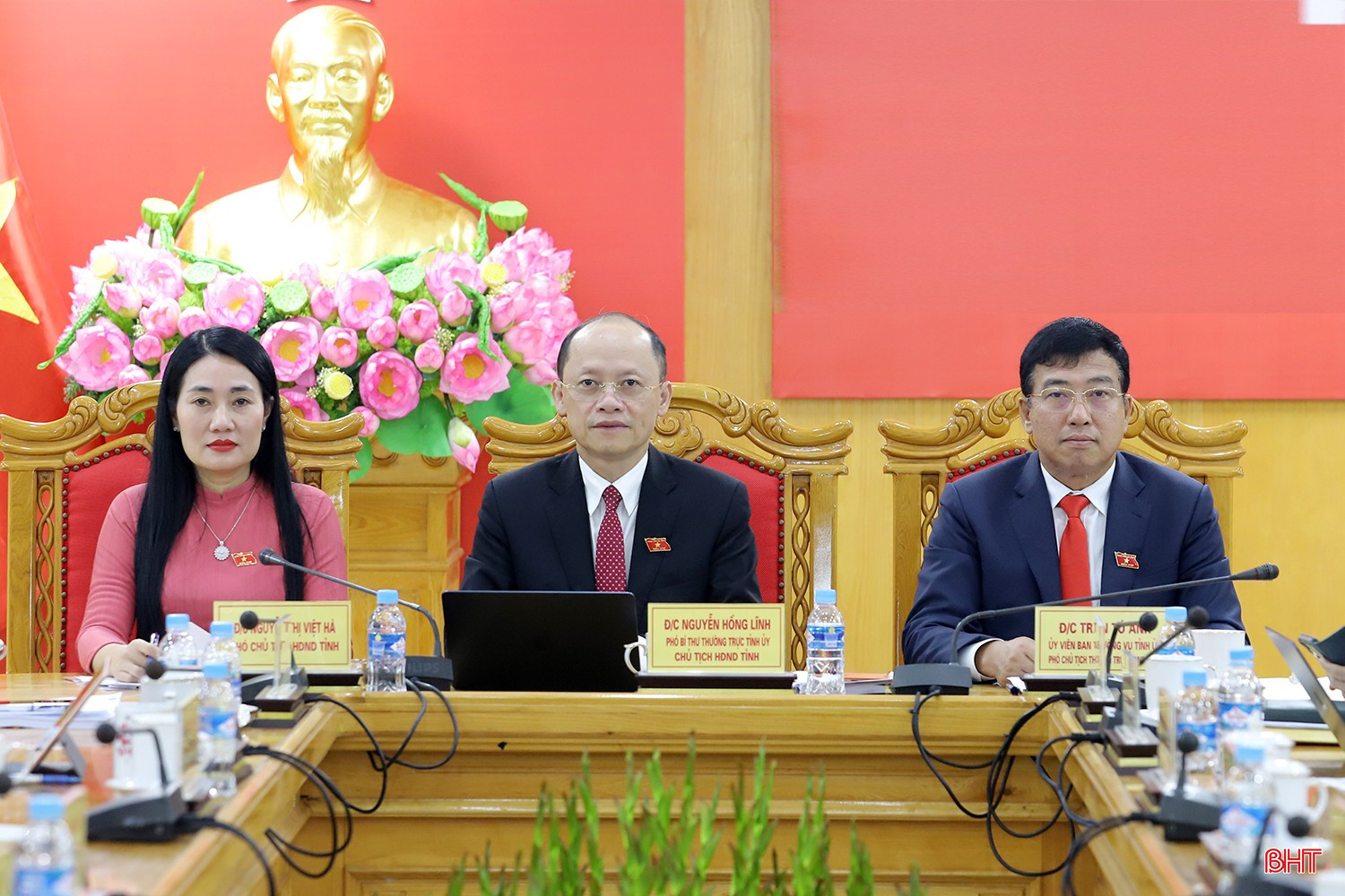 Phó Bí thư Thường trực Tỉnh ủy, Chủ tịch HĐND tỉnh Nguyễn Hồng Lĩnh và 2 Phó Chủ tịch HĐND tỉnh: Trần Tú Anh, Nguyễn Thị Việt Hà điều hành kỳ họp. bqbht_br_ky-hop-32-hdnd-tinh-ha-tinh-10b.jpg