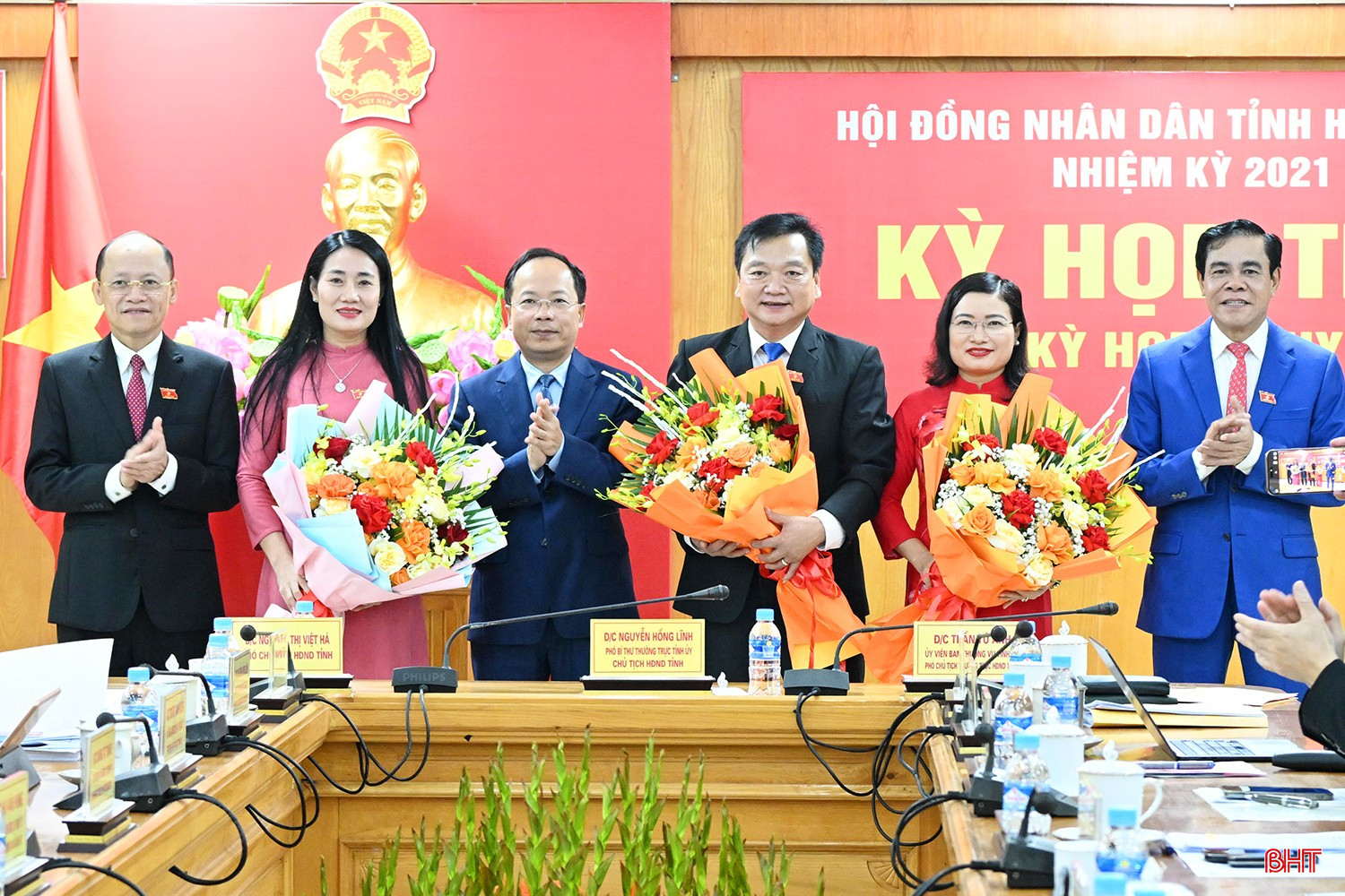 Bí thư Tỉnh ủy Nguyễn Duy Lâm, Phó Bí thư Thường trực Tỉnh ủy Nguyễn Hồng Lĩnh và Chủ tịch UBND tỉnh Võ Trọng Hải tặng hoa chúc mừng Bí thư Đảng ủy, Chủ tịch HĐND xã Thượng Đức Nguyễn Thị Việt Hà giữ chức Phó Chủ tịch HĐND tỉnh; Bí thư Đảng ủy, Chủ tịch HĐND xã Kỳ Xuân Hồ Huy Thành và Giám đốc Sở GD&ĐT Nguyễn Thị Nguyệt giữ chức Phó Chủ tịch UBND tỉnh. bqbht_br_ky-hop-32-hdnd-tinh-ha-tinh-11a.jpg