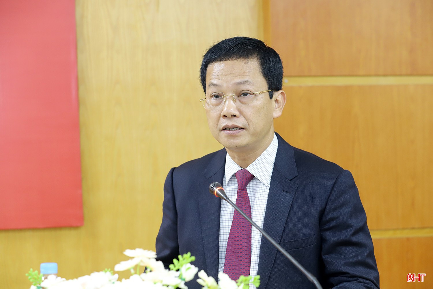 Giám đốc Sở Tài chính Nguyễn Trọng Hiếu trình bày các tờ trình tại kỳ họp. bqbht_br_ky-hop-32-hdnd-tinh-ha-tinh-5.jpg