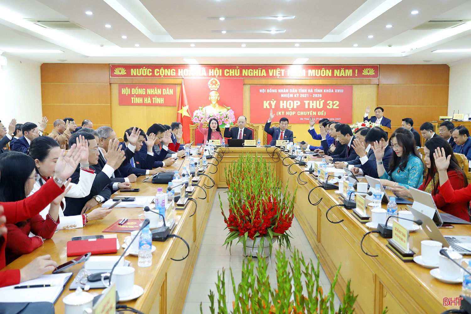 Các đại biểu HĐND tỉnh biểu quyết thông qua các dự thảo nghị quyết. bqbht_br_ky-hop-32-hdnd-tinh-ha-tinh-12.jpg