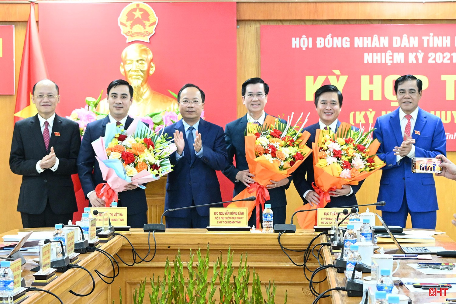 Bí thư Tỉnh ủy Nguyễn Duy Lâm, Phó Bí thư Thường trực Tỉnh ủy Nguyễn Hồng Lĩnh và Chủ tịch UBND tỉnh Võ Trọng Hải tặng hoa chúc mừng Chánh Văn phòng UBND tỉnh Trần Viết Hải, Giám đốc Sở Khoa học và Công nghệ Lê Thành Đông, Chánh Thanh tra tỉnh Nguyễn Thanh Điện được bầu bổ sung các Ủy viên UBND tỉnh. bqbht_br_ky-hop-32-hdnd-tinh-ha-tinh-11b.jpg