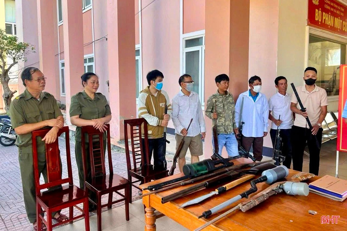 Với những người dân tự nguyện giao nộp vũ khí, vật liệu nổ, công cụ hỗ trợ, sẽ được miễn xem xét trách nhiệm về tội tàng trữ trái phép vũ khí. bqbht_br_dao-kiem-vu-khi-quan-dung-8.jpg