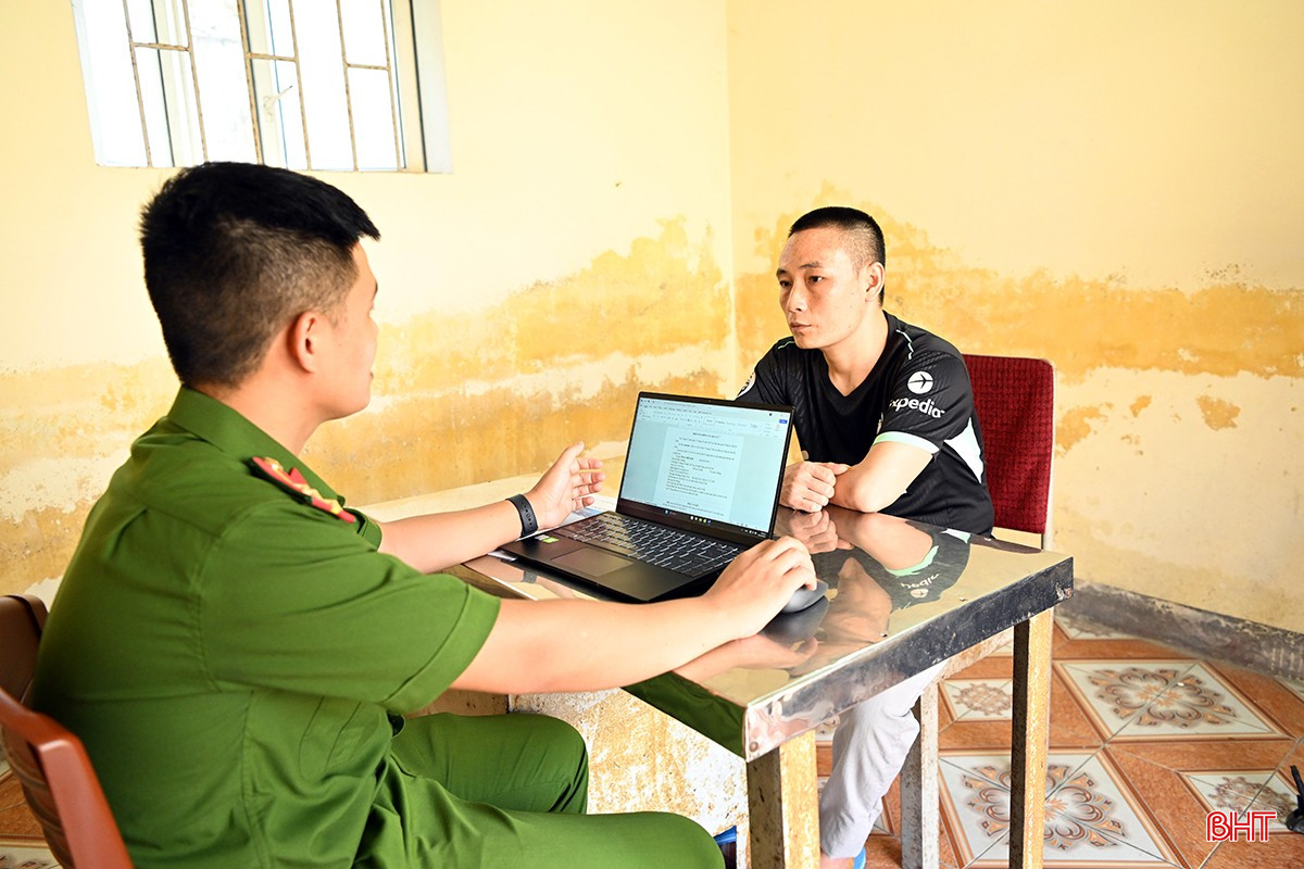 Cán bộ công an lấy lời khai đối với Phan Thế Anh - đối tượng đã dùng con dao nhọn đâm tử vong anh H.T.L. tại khu vực cổng sau vũ trường & karaoke Lan Anh Club. bqbht_br_dao-kiem-vu-khi-quan-dung-2.jpg