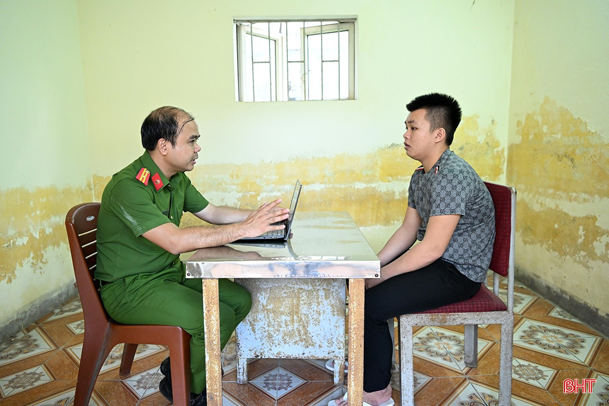 Đối tượng Nguyễn Văn Tuấn (SN 2007, trú tại thôn Thống Nhất, xã Đông Kinh, tỉnh Hà Tĩnh) bị đề nghị truy tố cùng lúc 2 tội danh, trong đó, có tội “sử dụng trái phép vũ khí quân dụng”. bqbht_br_dao-kiem-vu-khi-quan-dung-3.jpg
