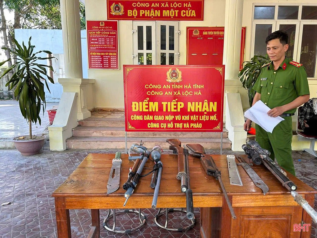Việc người dân tự nguyện giao nộp vũ khí quân dụng không chỉ được miễn xem xét trách nhiệm hình sự mà còn tránh được những hậu quả đáng tiếc. bqbht_br_dao-kiem-vu-khi-quan-dung-6.jpg