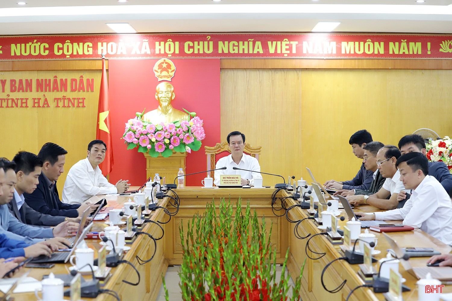 Delegater som deltar i konferensen vid Ha Tinh-bron. bqbht_br_duong-sat-toc-do-cao-1.jpg