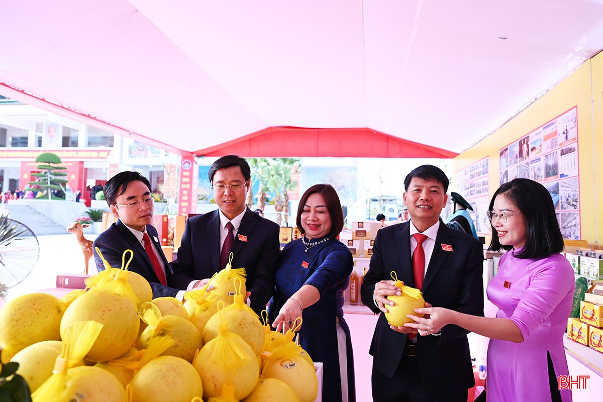 Các sản phẩm trưng bày thu hút sự quan tâm đặc biệt của các đại biểu và khách tham quan. Trong ảnh: Đại biểu tham quan gian hàng trưng bày sản phẩm OCOP, sản phẩm công nghiệp nông thôn tiêu biểu của tỉnh. bqbht_br_18.jpg