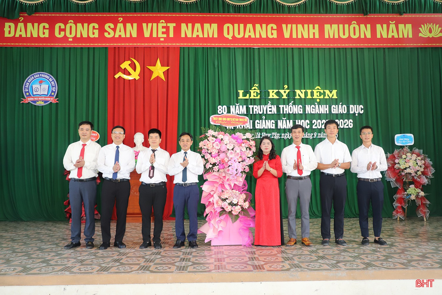 Phó Bí thư Thường trực Tỉnh ủy Trần Thế Dũng tặng hoa chúc mừng Trường THCS Nguyễn Hoành Từ. Phó Bí thư Thường trực Tỉnh ủy Trần Thế Dũng tặng hoa chúc mừng Trường THCS Nguyễn Hoành Từ.