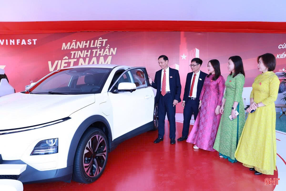 Sự xuất hiện của VinFast không chỉ góp phần làm phong phú thêm không gian trưng bày mà còn thể hiện tầm nhìn về một tương lai giao thông xanh – sạch – bền vững, phù hợp với xu thế phát triển hiện đại. bqbht_br_z7066334950898-1caa4455c03f1f9a13ebe13da8339686.jpg