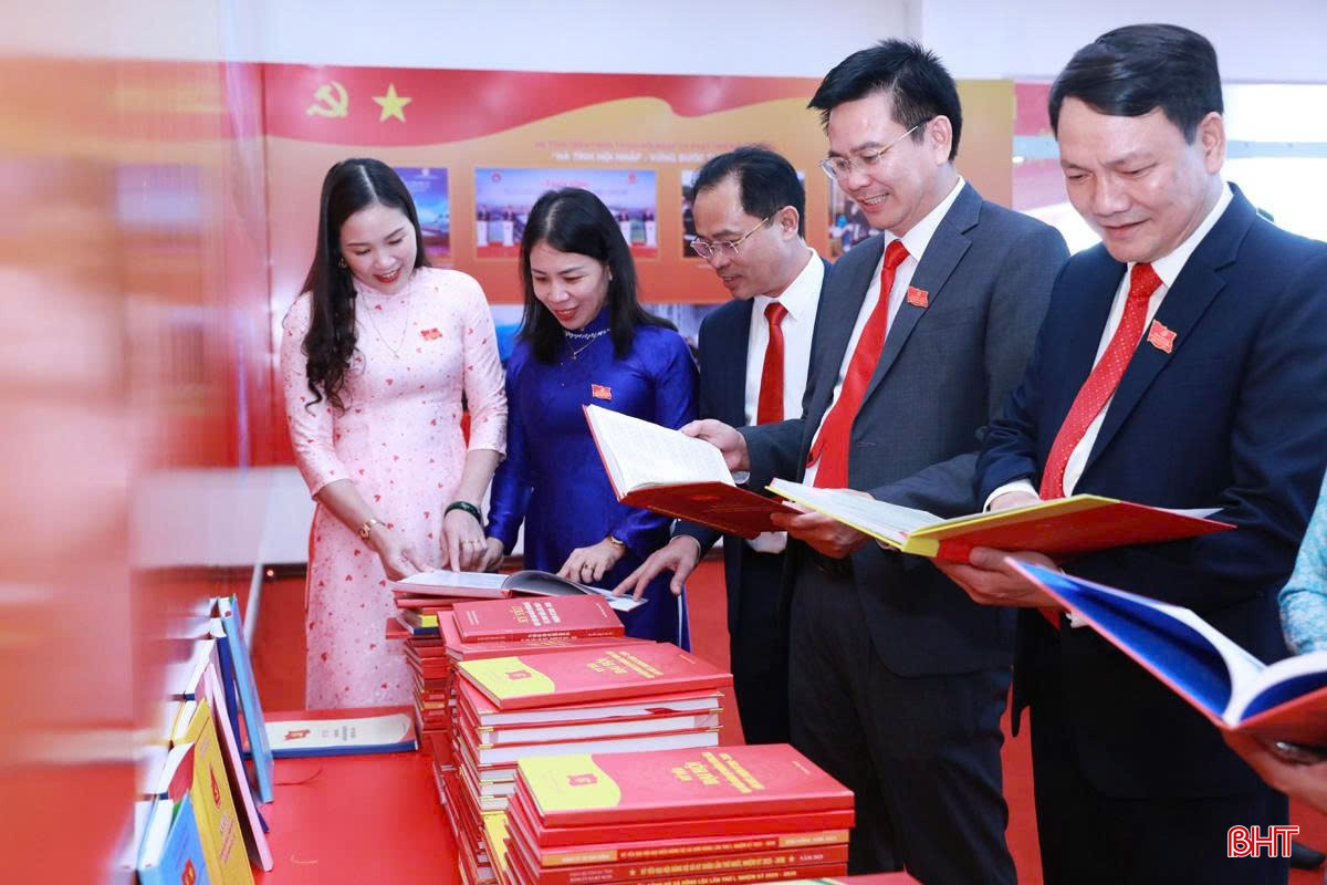 Triển lãm không chỉ làm phong phú nội dung trưng bày bên lề đại hội mà còn khắc họa sinh động hình ảnh một Hà Tĩnh truyền thống nhưng không ngừng đổi mới. bqbht_br_z7066334803677-24cc6274224eab55b265fa8ff33a3078.jpg