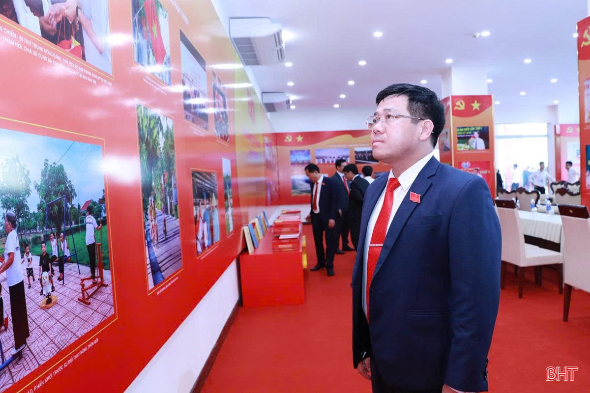 Triển lãm giới thiệu hơn 100 bức ảnh về các kỳ đại hội gần đây; các công trình, dự án trọng điểm; điểm đến văn hóa, du lịch tiêu biểu và những thành tựu nổi bật của Hà Tĩnh trong nhiệm kỳ 2020-2025... bqbht_br_z7066349414090-0c9676ccf421e06a719d1f1713efa360.jpg