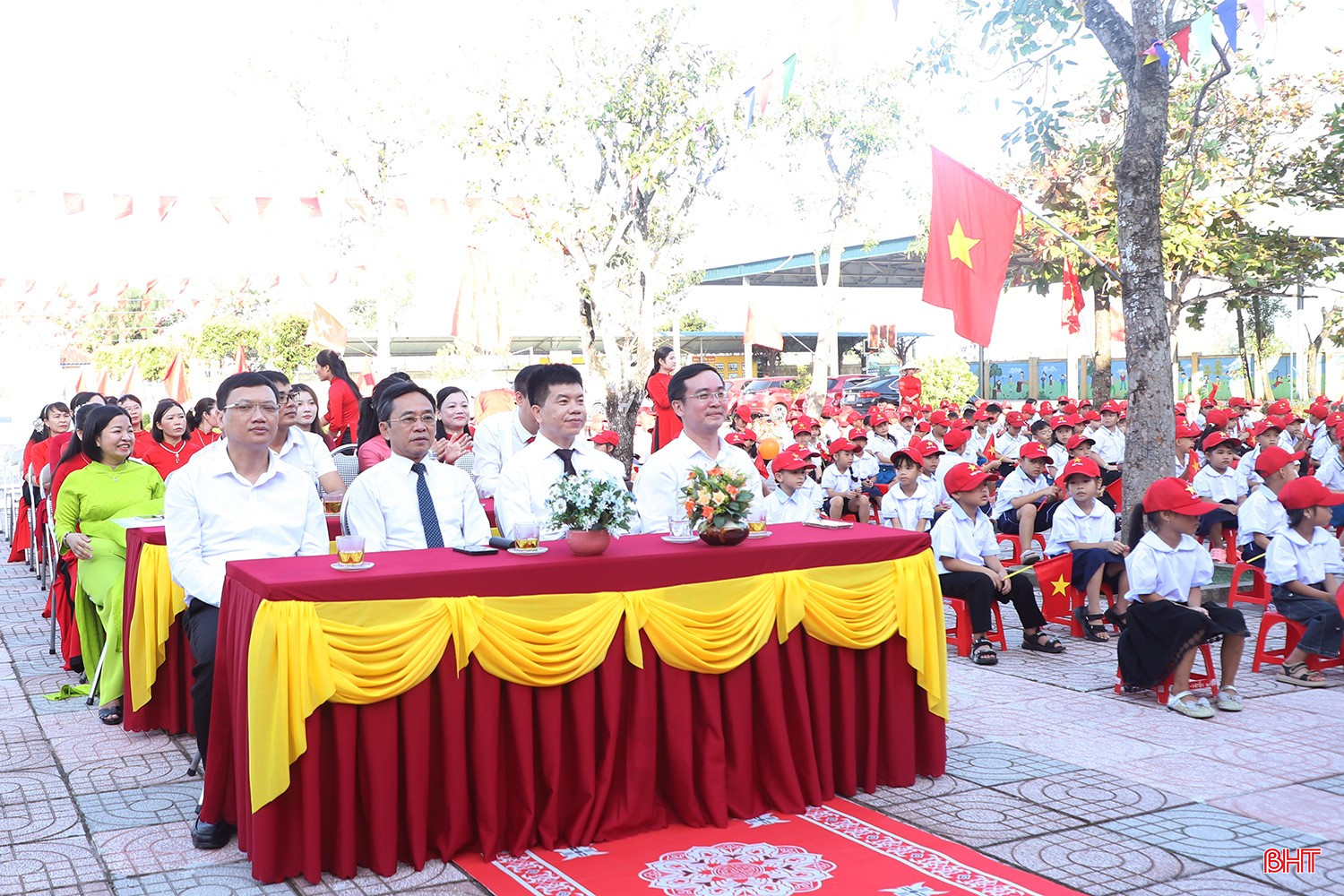 Wakil Sekretaris Tetap Komite Partai Provinsi Tran The Dung datang untuk memberi selamat kepada Sekolah Dasar Dinh Ban. Phó Bí thư Thường trực Tỉnh ủy Trần Thế Dũng đến chúc mừng Trường Tiểu học Đỉnh Bàn.