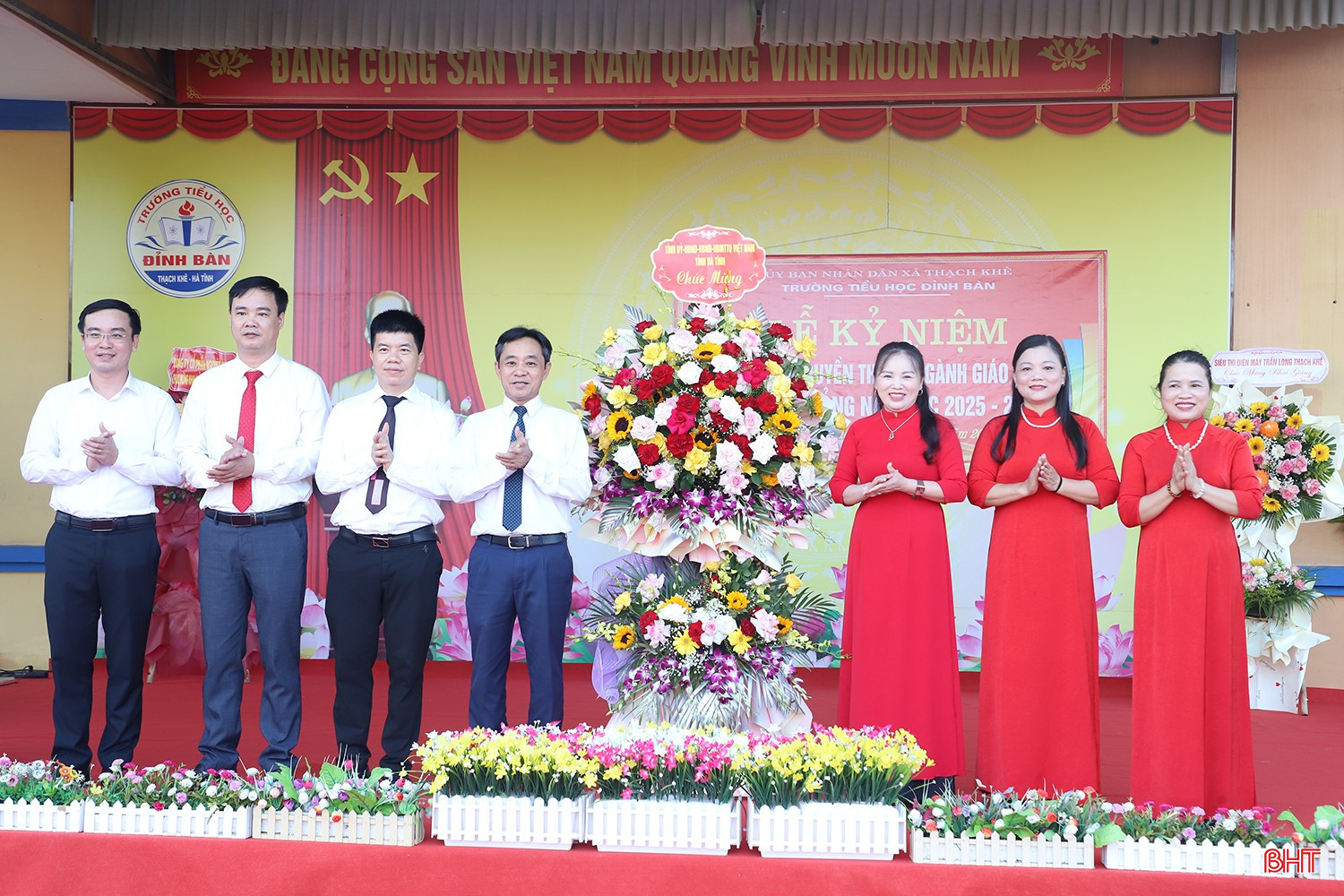 Phó Bí thư Thường trực Tỉnh ủy Trần Thế Dũng tặng hoa chúc mừng Trường Tiểu học Đỉnh Bàn. Phó Bí thư Thường trực Tỉnh ủy Trần Thế Dũng tặng hoa chúc mừng Trường Tiểu học Đỉnh Bàn.