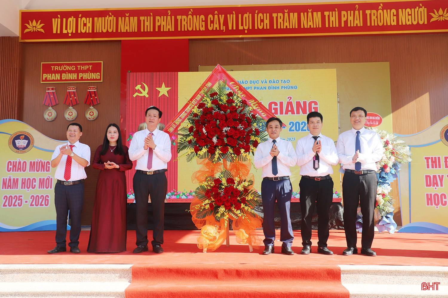 Phó Bí thư Thường trực Tỉnh ủy Trần Thế Dũng tặng hoa chúc mừng Trường THPT Phan Đình Phùng. Phó Bí thư Thường trực Tỉnh ủy Trần Thế Dũng tặng hoa chúc mừng Trường THPT Phan Đình Phùng.