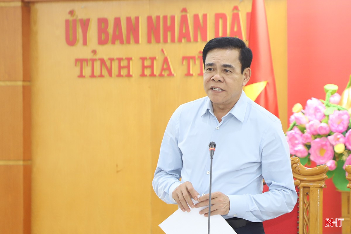 Chủ tịch UBND tỉnh Võ Trọng Hải báo cáo công tác ứng phó với bão số 10. bqbht_br_6.jpg