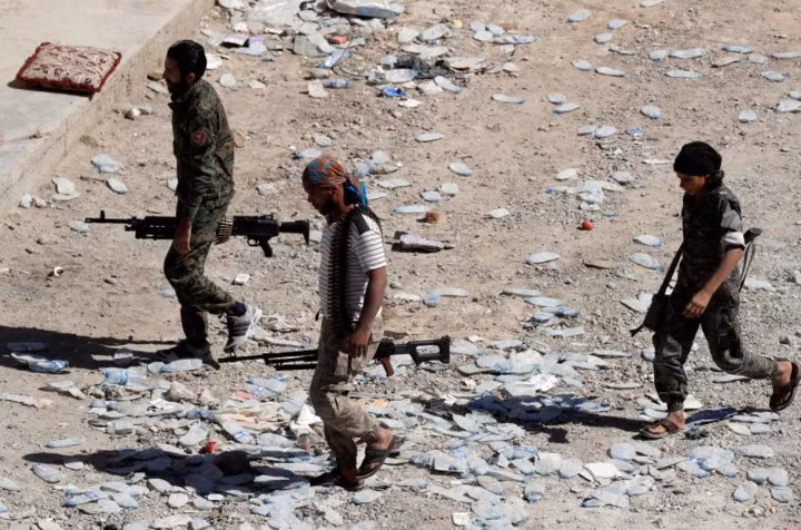 canh tan khoc dang so vi bom dan o raqqa trong cuoc chien chong is