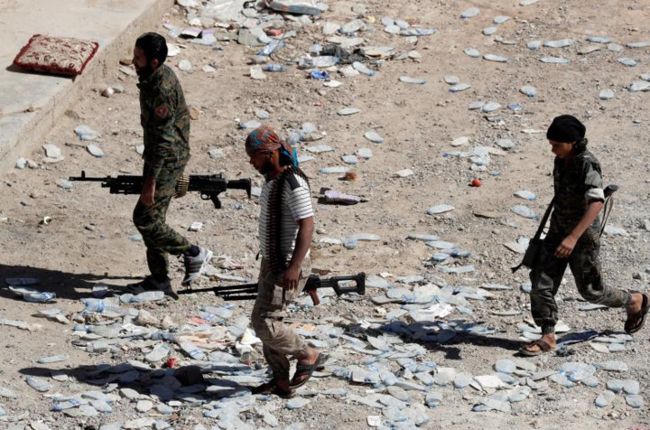 canh tan khoc dang so vi bom dan o raqqa trong cuoc chien chong is