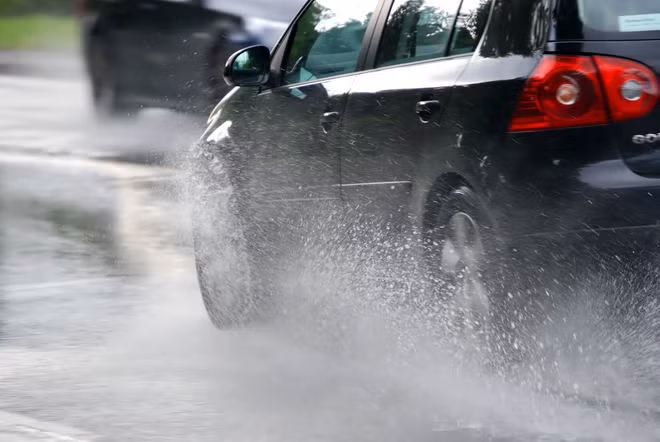 can luu y gi khi chay o to trong mua mua