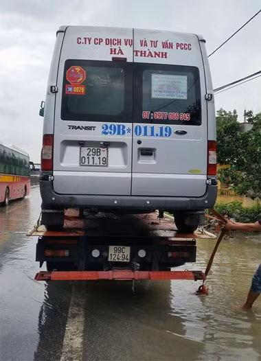 hai huoc chuyen tai xe viet chong lut cho o to trong mua lu