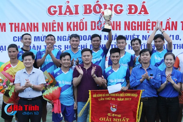 ben xe ha tinh vo dich giai bong da nam thanh nien khoi doanh nghiep