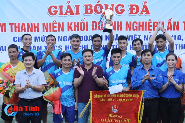 ben xe ha tinh vo dich giai bong da nam thanh nien khoi doanh nghiep