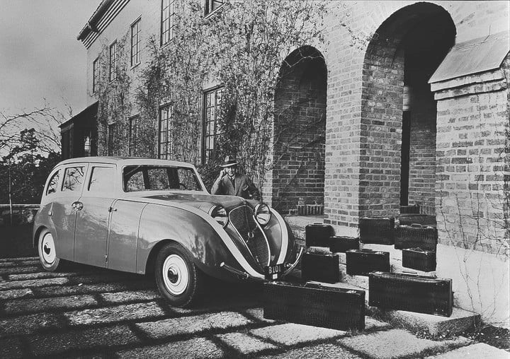 Volvo Venus Bilo (1933): Là bản concept đầu tiên trên thế giới với thiết kế thân xe rộng, đèn pha tích hợp vào viền chắn trước và lưới tản nhiệt cong. Venus Bilo chưa bao giờ được sản xuất nhưng nó đã truyền cảm hứng đến chiếc PV36 Carioca ra mắt vào năm 1935. Nhiều người nghĩ rằng nó đã bị khai tử vào cuối những năm 1950. 10 ban concept xe hoi an tuong nhat moi thoi dai