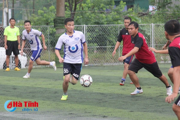 ben xe ha tinh vo dich giai bong da nam thanh nien khoi doanh nghiep