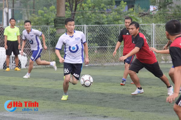 ben xe ha tinh vo dich giai bong da nam thanh nien khoi doanh nghiep