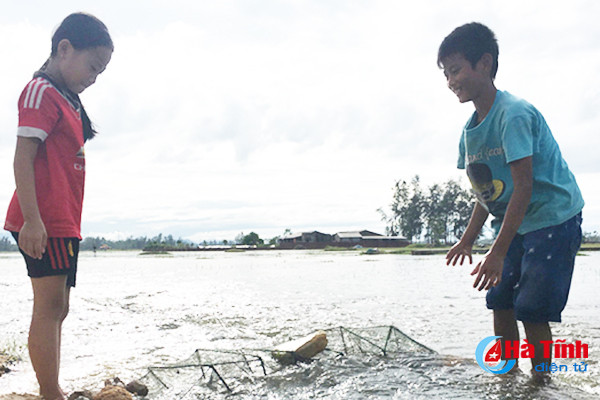 san loc troi tren dong nuoc lu