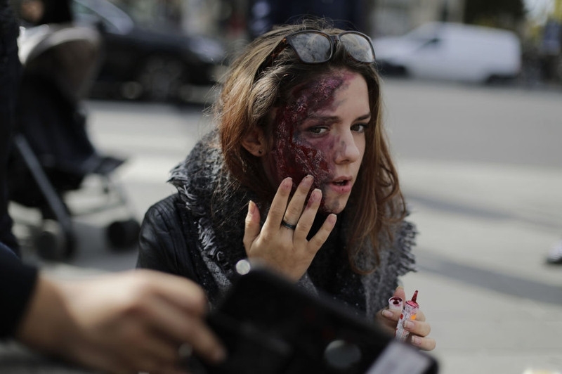 cuoc dieu hanh zombies kinh di tren duong pho paris