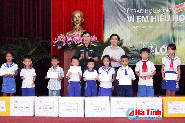 viettel ha tinh trao 80 suat hoc bong cho hoc sinh ngheo nghi xuan