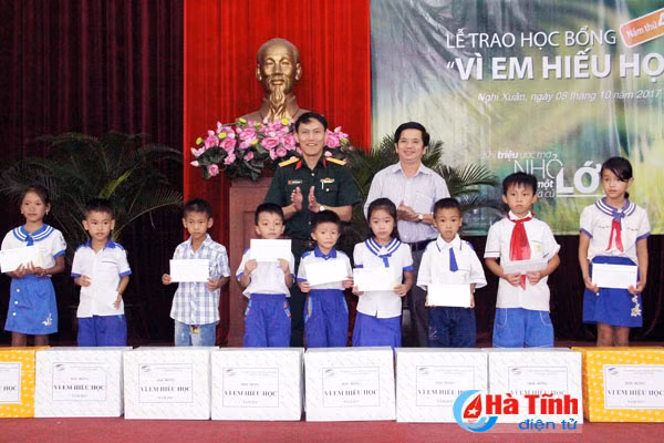 viettel ha tinh trao 80 suat hoc bong cho hoc sinh ngheo nghi xuan