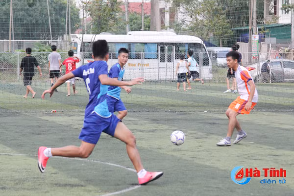 ben xe ha tinh vo dich giai bong da nam thanh nien khoi doanh nghiep