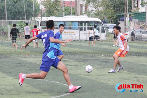 ben xe ha tinh vo dich giai bong da nam thanh nien khoi doanh nghiep